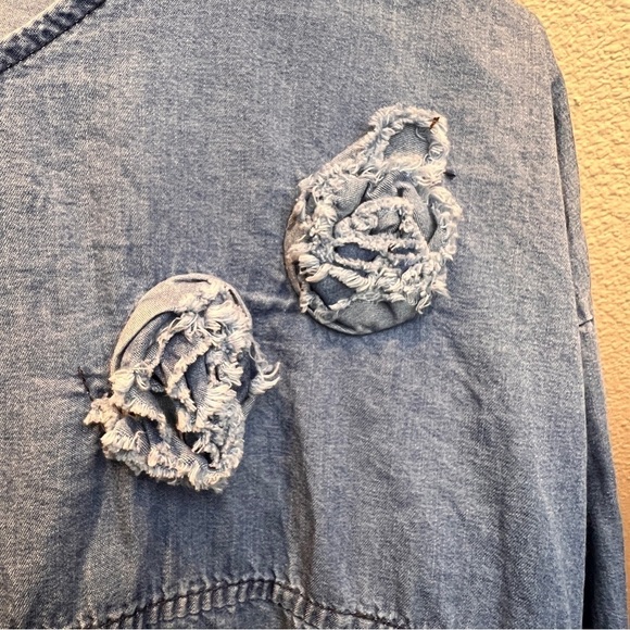 LA FILLE DU COUTURIER Light Chambray Blue Top w/ Cute Pockets & Fabric Roses - Picture 5 of 8